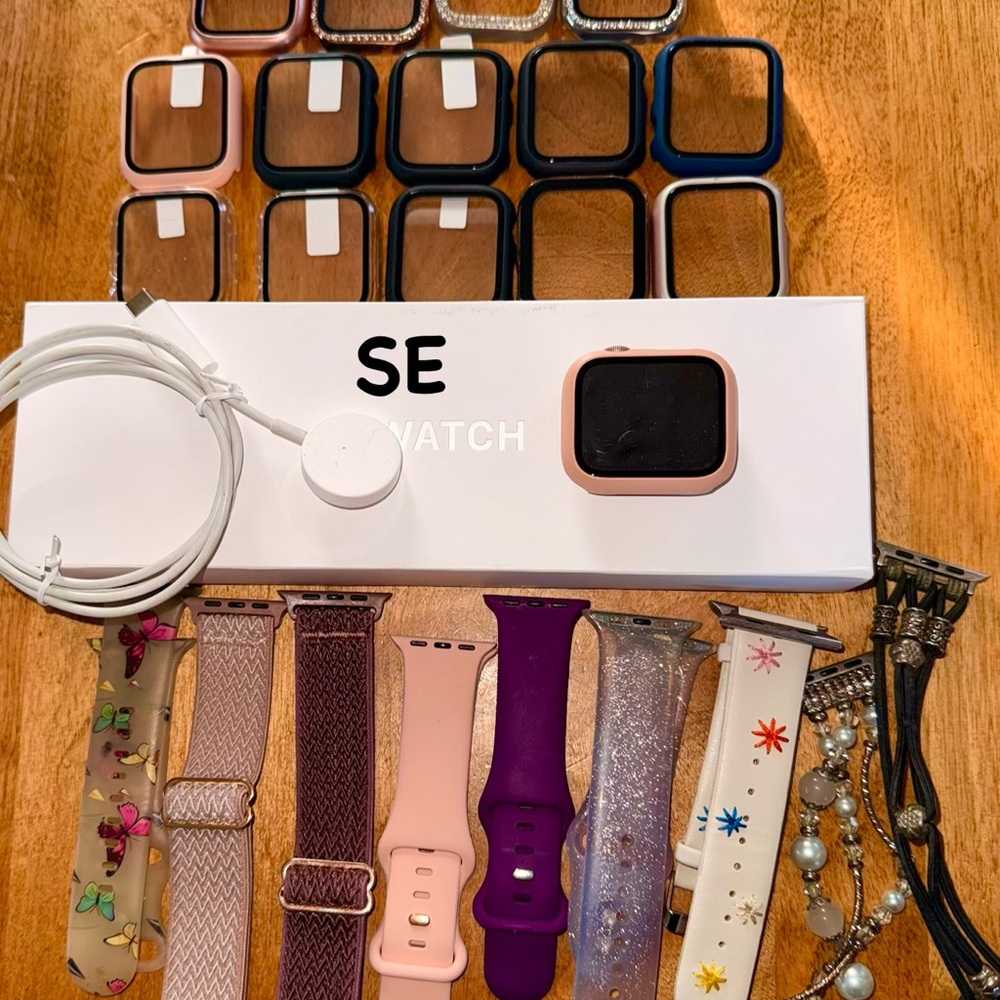 EUC large 44 mmApple Watch SE (1gen)with Assorted Bands